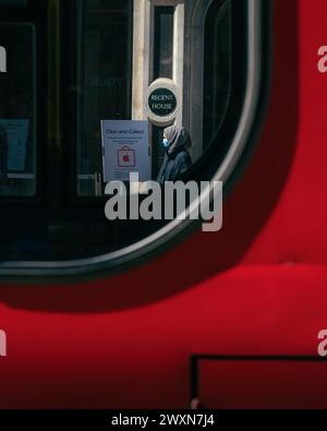 London - 17. Juli 2021 - Apple Store Genius Mitarbeiter vor dem Regent Street Store in London, Großbritannien Stockfoto