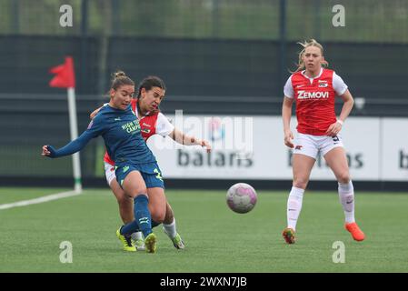 WIJDEWORMER, NIEDERLANDE - MÄRZ 31: Emmeke Henschen von PSV, Romaisa Boukakar von AZ während des niederländischen Azerion Women’s Eredivisie Matches zwischen AZ Alkma Stockfoto