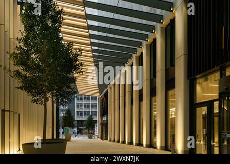 London - 22. Januar 2022 - Moderne Architektur mit überdachter Arkade in South Bank, London, Großbritannien Stockfoto