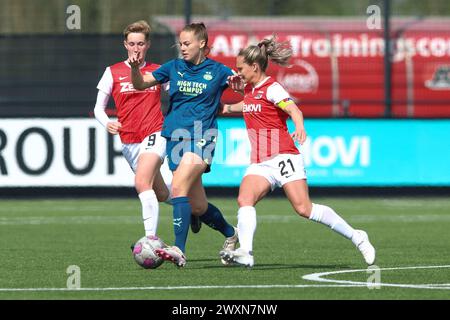 WIJDEWORMER, NIEDERLANDE - MÄRZ 31: Desiree van Lunteren Aanvoerder von AZ, Sara Thrige von PSV, Floor Spaan von AZ während der niederländischen Azerion Women’s Ere Stockfoto