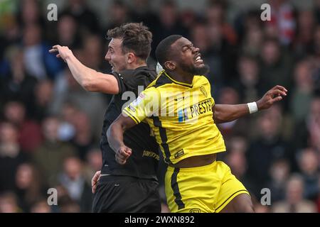 Burton Upon Trent, Großbritannien. April 2024. Josh Earl of Barnsley und Adedeji Oshilaja of Burton Albion kämpfen um den Ball während des Sky Bet League 1 Spiels Burton Albion gegen Barnsley im Pirelli Stadium, Burton upon Trent, Vereinigtes Königreich, 1. April 2024 (Foto: Mark Cosgrove/News Images) in Burton upon Trent, Vereinigtes Königreich am 1. April 2024. (Foto: Mark Cosgrove/News Images/SIPA USA) Credit: SIPA USA/Alamy Live News Stockfoto