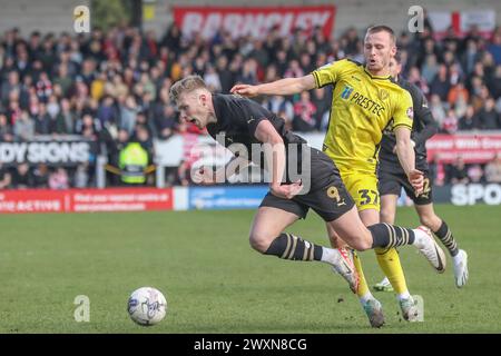 Burton Upon Trent, Großbritannien. April 2024. Sam Cosgrove of Barnsley wird von Tom Hamer aus Burton Albion während des Sky Bet League 1 Spiels Burton Albion gegen Barnsley im Pirelli Stadium, Burton upon Trent, Vereinigtes Königreich, am 1. April 2024 (Foto: Alfie Cosgrove/News Images) in Burton upon Trent, Vereinigtes Königreich, am 1. April 2024 bekämpft. (Foto: Alfie Cosgrove/News Images/SIPA USA) Credit: SIPA USA/Alamy Live News Stockfoto