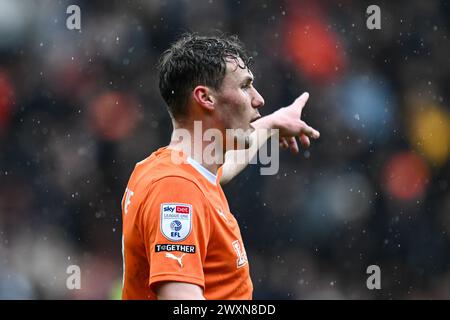 Matty Virtue of Blackpool gibt seinem Team Anweisungen während des Spiels Blackpool vs Wycombe Wanderers in der Sky Bet League 1 in Bloomfield Road, Blackpool, Großbritannien, 1. April 2024 (Foto: Craig Thomas/News Images) Stockfoto