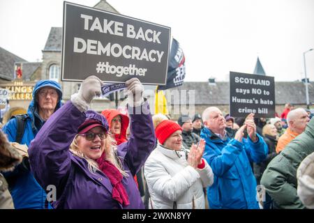 Aktivisten treffen sich vor dem schottischen Parlament in Holyrood in Edinburgh, um die Einführung des Hate Crime and Public Order (Scotland) Act zu feiern. Das Gesetz konsolidiert die bestehenden Rechtsvorschriften über Hassverbrechen und schafft einen neuen Straftatbestand, Hass gegen geschützte Merkmale zu schüren. Bilddatum: Montag, 1. April 2024. Stockfoto