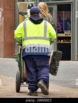 Glasgow, Schottland, Großbritannien. April 2024: Das Wetter in Großbritannien: Das bewölkte Wetter, das für Ostern im Stadtzentrum vorhergesagt wurde, erschien mit Einheimischen und Touristen auf den Straßen der Stadt. Credit Gerard Ferry/Alamy Live News Stockfoto