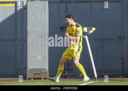 Burton Upon Trent, Großbritannien. April 2024. Joe Powell aus Burton Albion feiert sein Ziel, es 1-0 während des Spiels Burton Albion gegen Barnsley im Pirelli Stadium, Burton upon Trent, Großbritannien, 1. April 2024 (Foto: Alfie Cosgrove/News Images) in Burton upon Trent, Großbritannien am 1. April 2024 zu erreichen. (Foto: Alfie Cosgrove/News Images/SIPA USA) Credit: SIPA USA/Alamy Live News Stockfoto