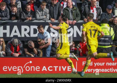 Burton Upon Trent, Großbritannien. April 2024. Joe Powell aus Burton Albion feiert sein Ziel, es 1-0 während des Spiels Burton Albion gegen Barnsley im Pirelli Stadium, Burton upon Trent, Großbritannien, 1. April 2024 (Foto: Alfie Cosgrove/News Images) in Burton upon Trent, Großbritannien am 1. April 2024 zu erreichen. (Foto: Alfie Cosgrove/News Images/SIPA USA) Credit: SIPA USA/Alamy Live News Stockfoto