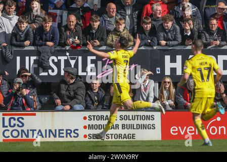 Burton Upon Trent, Großbritannien. April 2024. Joe Powell aus Burton Albion feiert sein Ziel, es 1-0 während des Spiels Burton Albion gegen Barnsley im Pirelli Stadium, Burton upon Trent, Großbritannien, 1. April 2024 (Foto: Alfie Cosgrove/News Images) in Burton upon Trent, Großbritannien am 1. April 2024 zu erreichen. (Foto: Alfie Cosgrove/News Images/SIPA USA) Credit: SIPA USA/Alamy Live News Stockfoto