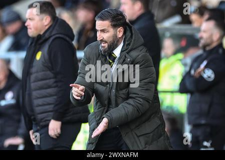 Burton Upon Trent, Großbritannien. April 2024. Martin Paterson Manager von Burton Albion reagiert im technischen Bereich während des Spiels Burton Albion gegen Barnsley in der Sky Bet League 1 im Pirelli Stadium, Burton upon Trent, Großbritannien, 1. April 2024 (Foto: Mark Cosgrove/News Images) in Burton upon Trent, Großbritannien am 1. April 2024. (Foto: Mark Cosgrove/News Images/SIPA USA) Credit: SIPA USA/Alamy Live News Stockfoto