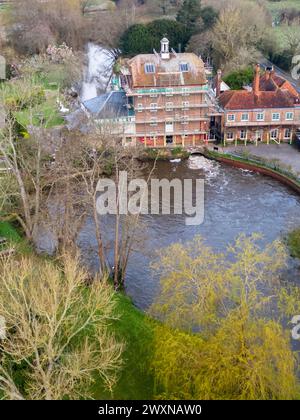 Aus der Vogelperspektive auf die Mühle in Elstead am Ufer des Flusses in surrey Stockfoto