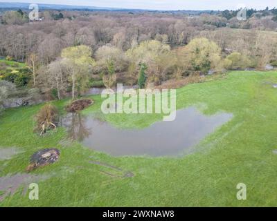 Aus der Vogelperspektive auf die Mühle in Elstead am Ufer des Flusses in surrey Stockfoto