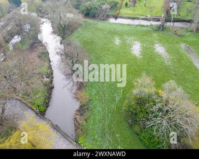 Aus der Vogelperspektive auf die Mühle in Elstead am Ufer des Flusses in surrey Stockfoto