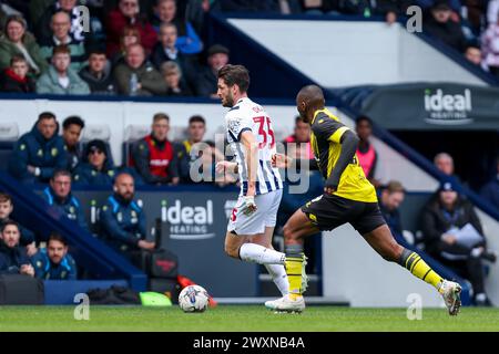 West Bromwich, Großbritannien. April 2024. West Bromwich Albion's Okay Yokuślu stürmt am 1. April 2024 beim EFL Sky Bet Championship-Spiel zwischen West Bromwich Albion und Watford in den Hawthorns in West Bromwich, England mit dem Ball voran. Foto von Stuart Leggett. Nur redaktionelle Verwendung, Lizenz für kommerzielle Nutzung erforderlich. Keine Verwendung bei Wetten, Spielen oder Publikationen eines einzelnen Clubs/einer Liga/eines Spielers. Quelle: UK Sports Pics Ltd/Alamy Live News Stockfoto