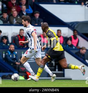 West Bromwich, Großbritannien. April 2024. West Bromwich Albion's Okay Yokuślu stürmt am 1. April 2024 beim EFL Sky Bet Championship-Spiel zwischen West Bromwich Albion und Watford in den Hawthorns in West Bromwich, England mit dem Ball voran. Foto von Stuart Leggett. Nur redaktionelle Verwendung, Lizenz für kommerzielle Nutzung erforderlich. Keine Verwendung bei Wetten, Spielen oder Publikationen eines einzelnen Clubs/einer Liga/eines Spielers. Quelle: UK Sports Pics Ltd/Alamy Live News Stockfoto