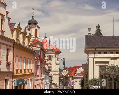 Der Silberbecher Kutna Hora auf dem Dach ist ein Silberbergbaupreis, der an die mittelalterliche Stadt in Tschechien vergeben wird. Sehen Sie sich den Kirchturm, das Kreuz und die roten Fliesen an. Stockfoto