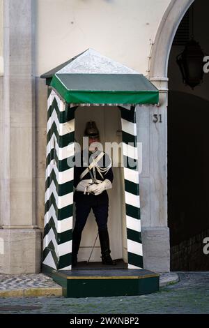 Wache am Eingang des archäologischen Museums im Kloster Carmo. Lissabon, Portugal. Februar 2024. Stockfoto