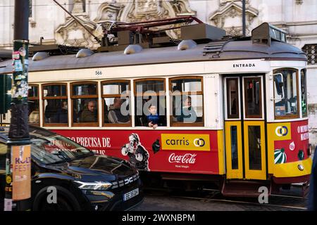 Roter und gelber Trolley, der die Straße hinunter fährt. Lissabon, Portugal. Februar 2024. Stockfoto