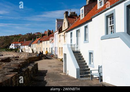 Blick auf alte Häuser und die enge Mid Shore Street in Pittenweem, East Neuk of Fife, Schottland, Großbritannien Stockfoto