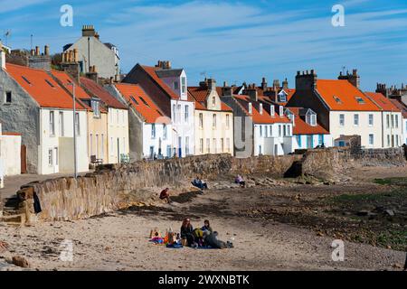 Blick auf alte Häuser und die enge Mid Shore Street in Pittenweem, East Neuk of Fife, Schottland, Großbritannien Stockfoto