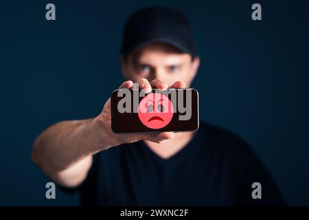 Wütender Kunde und Kunde beschwert sich. Schlechte Servicebeschwerde per Telefon. Gemeine Online-Hasskommentar in sozialen Medien durch Cyber-Mobbing oder Internet-Troll. Stockfoto