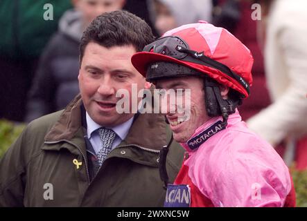 Jockey Jack Kennedy und Trainer Olly Murphy, nachdem sie die Rathbarry & Glenview Studs gewonnen hatten, spielen mit Brewin'upastorm beim Fairyhouse Easter Festival 2024 auf der Fairyhouse Racecourse in County Meath, Irland. Bilddatum: Montag, 1. April 2024. Stockfoto