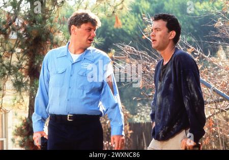 RICK DUCOMMUN und TOM HANKS in DEN BURBS 1989 Regisseur JOE DANTE, Schriftstellerin Dana Olsen, Jerry Goldsmith Imagine Entertainment / Universal Pictures Stockfoto