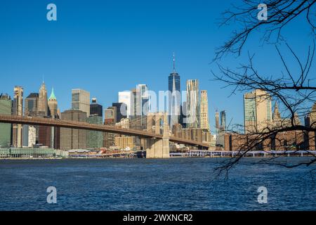 Blick vom Dumbo Park im New Yorker Stadtteil Brooklyn, Blick auf Brooklyn Bridge und Manhattan. Stockfoto