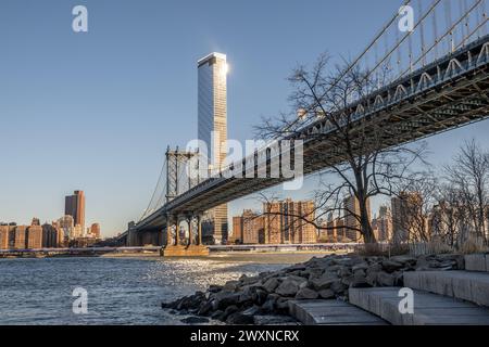 Blick vom Dumbo Park im New York City Borough von Brooklyn, Blick auf die Manhattan Bridge Stockfoto