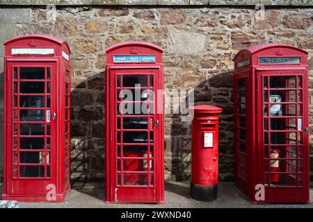 WIR hätten uns die Qual der Wahl genommen! Ein paar alte Telefonkästen und ein altes Postfach, das die Kommunikation mit der Außenwelt von Fort George in der Nähe ermöglicht Stockfoto