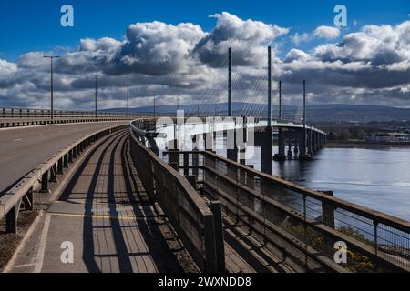 Ein Blick nach Süden über die Kessock Bridge von North Kessock auf der Black Isle in Richtung Inverness, während die A9 den Moray oder Beauly Firth überquert. Stockfoto