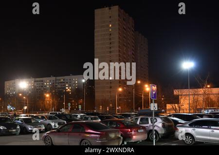 Moskau, Russland - 11. November. 2023. Parkplatz im Einkaufszentrum Iridium in Zelenograd Stockfoto