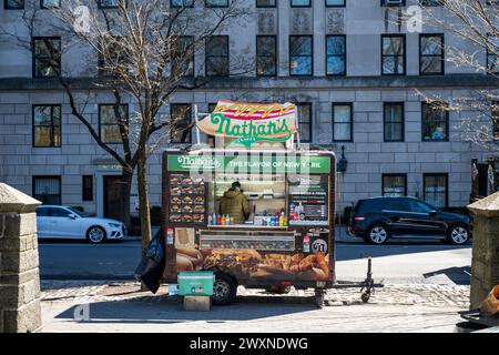 Nathans berühmter Straßenverkäufer, der New Yorker Aromen verkauft Stockfoto