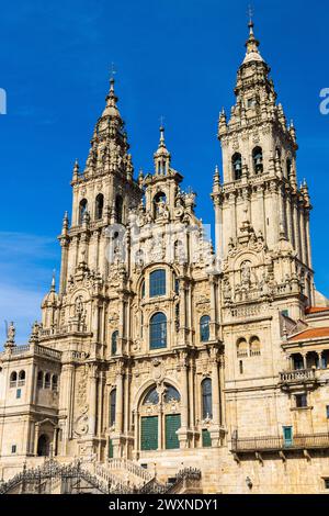 Die Obradoiro-Fassade der Kathedrale Santiago de Compostela im romanischen, gotischen und barocken Stil. Galicien, Spanien. Stockfoto