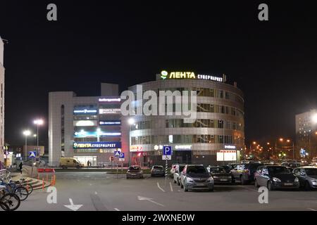 Moskau, Russland - 11. November. 2023. Parkplatz im Lenta-Supermarkt in Zelenograd Stockfoto