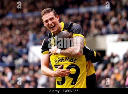 Watfords Mileta Rajovic feiert mit Teamkollege Edo Kayembe, nachdem sie beim Sky Bet Championship-Spiel in den Hawthorns in West Bromwich das zweite Tor des Spiels erzielt hat. Bilddatum: Montag, 1. April 2024. Stockfoto