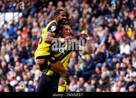 Watfords Mileta Rajovic (rechts) feiert mit seinem Teamkollegen Emmanuel Dennis, nachdem er das zweite Tor des Spiels während des Sky Bet Championship-Spiels in den Hawthorns in West Bromwich erzielt hat. Bilddatum: Montag, 1. April 2024. Stockfoto