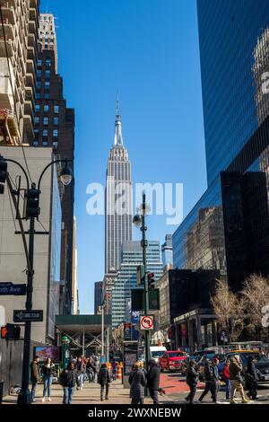 Blick auf das Empire State Building von den Straßen von Downtown Manhattan New York Stockfoto