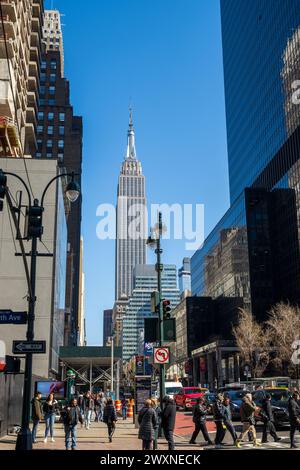 Blick auf das Empire State Building von den Straßen von Downtown Manhattan New York Stockfoto