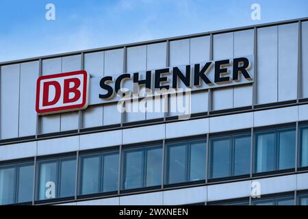 Modernes mehrstöckiges Gebäude mit DB Schenker Logo, Geschäftsbereich des deutschen Bahnbetreibers Deutsche Bahn fokussiert auf internationale Logistik, Frank Stockfoto