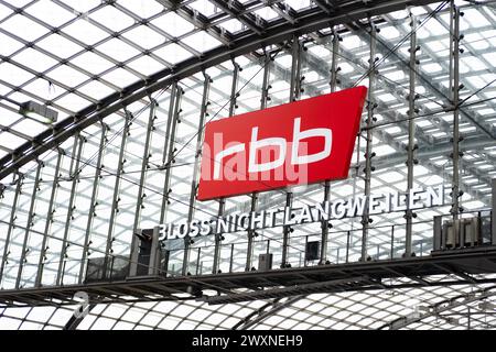 Radio News Berlin-Brandenburg Logo auf gewölbtem Metallgewölbe am Bahnhof, verglaster Bahnsteig, moderne Eisenbahninfrastruktur und Markentranspor Stockfoto