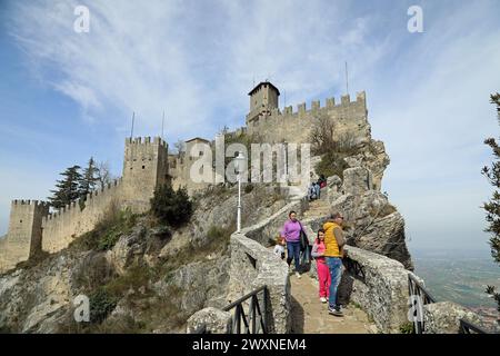 Touristen, die vom ersten Turm am Monte Titano in San Marino herunterlaufen Stockfoto