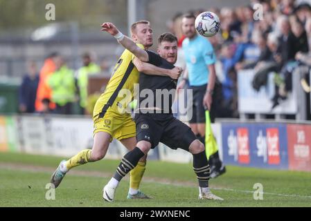 Burton Upon Trent, Großbritannien. April 2024. Nicky Cadden aus Barnsley und Tom Hamer aus Burton Albion kämpfen um den Ball während des Sky Bet League 1 Spiels Burton Albion gegen Barnsley im Pirelli Stadium, Burton upon Trent, Vereinigtes Königreich, 1. April 2024 (Foto: Alfie Cosgrove/News Images) in Burton upon Trent, Vereinigtes Königreich am 1. April 2024. (Foto: Alfie Cosgrove/News Images/SIPA USA) Credit: SIPA USA/Alamy Live News Stockfoto