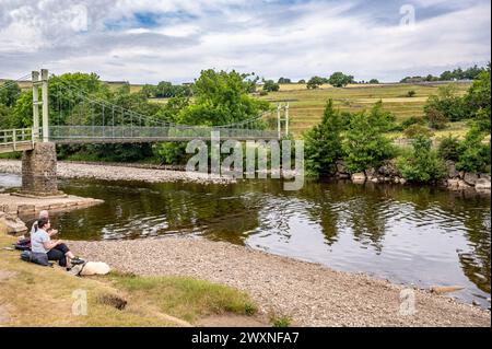 Kettenbrücke über den Fluss Reeth England Stockfoto