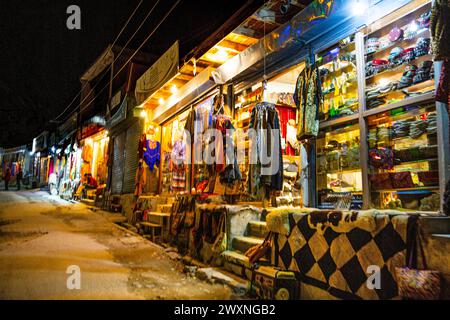 28. September 2023, Karimabad, Pakistan. Nächtliche beleuchtete Straße mit Geschäften mit Kleidung und anderen Souvenirs. Stockfoto