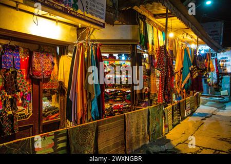 28. September 2023, Karimabad, Pakistan. Nächtliche beleuchtete Straße mit Geschäften mit Kleidung und anderen Souvenirs. Stockfoto