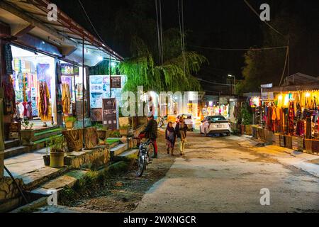 28. September 2023, Karimabad, Pakistan. Nächtliche beleuchtete Straße mit Geschäften mit Kleidung und anderen Souvenirs. Stockfoto