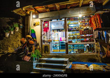 28. September 2023, Karimabad, Pakistan. Beleuchteter Laden mit Kleidung und anderen Souvenirs. Stockfoto