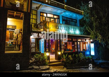 28. September 2023, Karimabad, Pakistan. Nächtliche beleuchtete Straße mit Geschäften mit Kleidung und anderen Souvenirs. Stockfoto