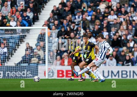 West Bromwich, Großbritannien. April 2024. Adam REACH von West Bromwich Albion schickt den Ball am 1. April 2024 bei den Hawthorns in West Bromwich in West Bromwich, England, an Watfords Jake Livermore vorbei. Foto von Stuart Leggett. Nur redaktionelle Verwendung, Lizenz für kommerzielle Nutzung erforderlich. Keine Verwendung bei Wetten, Spielen oder Publikationen eines einzelnen Clubs/einer Liga/eines Spielers. Quelle: UK Sports Pics Ltd/Alamy Live News Stockfoto