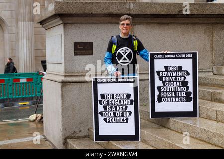 Oktober 2023. Bank of England, London, UK. Klimajustiz-Aktivisten der Bank of England rufen dringend dazu auf, die lähmenden Schuldenrückzahlungen der globalen Südländer abzubrechen.“ „die Klimaverpflichtung von Global North in Höhe von 7,9 Billionen US-Dollar gegenüber dem globalen Süden löst Forderungen aus, Schulden zu streichen, wenn IWF und Weltbank in Marrakesch zusammentreten“, die sich vor der Bank of England versammeln heute (12. Oktober) demonstrierten Aktivisten aus Gruppen wie Extinction Rebellion und Debt for Climate die grobe Ungleichheit der Schuldenrückzahlungen von Global South im Gegensatz zu den Klimareparationen, die ihnen die Länder der Global schulden Stockfoto